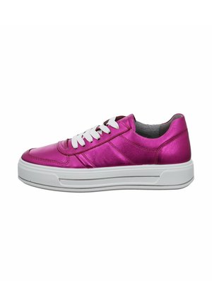 Basket en métal rose avec des lacets blancs, un bout rond et une semelle blanche texturée. Présente des détails de couture et un col rembourré.