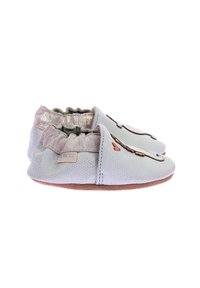 Pantofole in morbida pelle azzurro chiaro con bordi elastici metallici argentati, caratterizzate da un design ricamato e una suola in suede marrone.