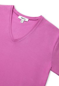 Roze V-hals T-shirt van een zachte katoenmix. Voorzien van korte mouwen, een gladde textuur en een label in de hals met informatie over de maat.