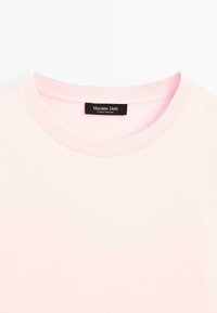 Helles rosa Baumwoll-T-Shirt mit Rundhalsausschnitt, geripptem Kragen und einem schwarzen Etikett, das "Massimo Dutti" in der Mitte zeigt.