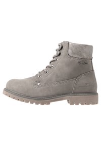 Botte cheville en daim gris avec un bout arrondi, un col rembourré et des œillets métalliques. Dispose d'une semelle en caoutchouc durable avec un motif dentelé.