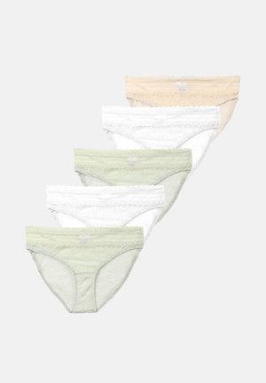 Cinque paia di mutandine da donna in colori pastello: rosa pallido, bianco, verde chiaro, con rifiniture in pizzo lungo la vita e le gambe in tessuto trasparente.