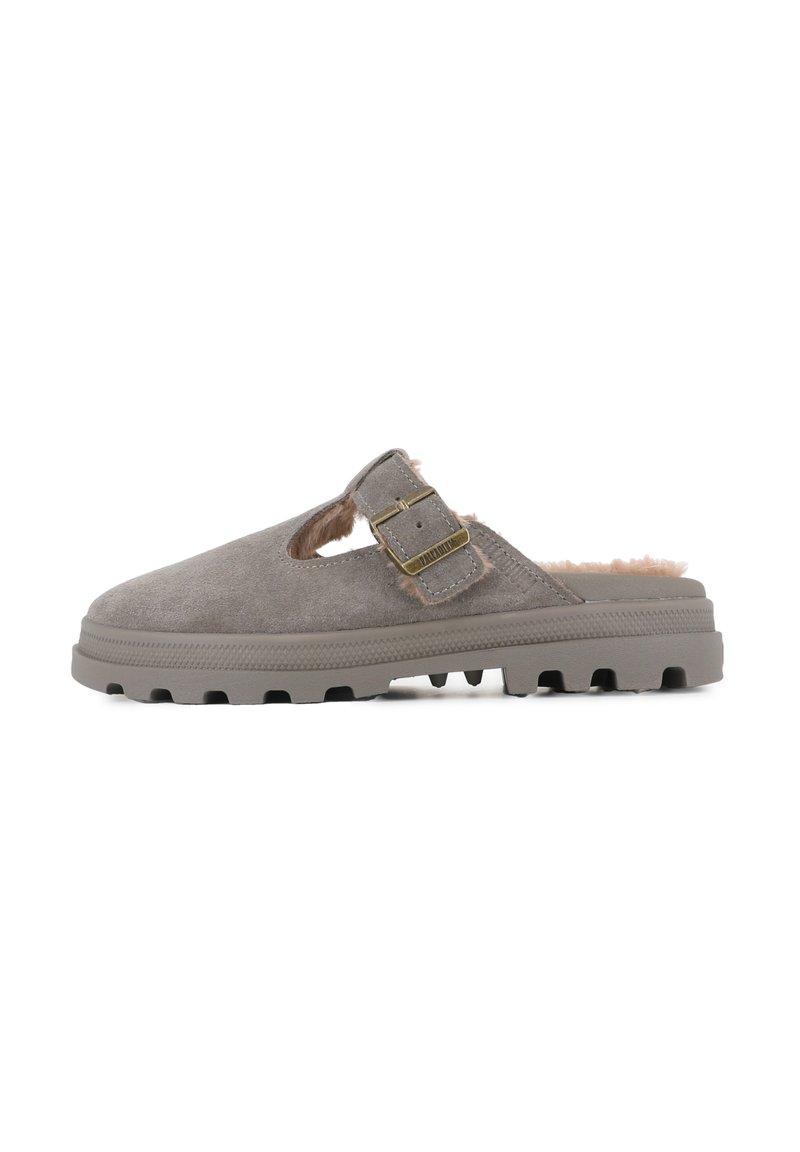 Grå ruskinds slide sandal med rund tå, udskårne sider, pelsforing og en guldfarvet spænde detalje på remmen. Tekstureret gummisål.