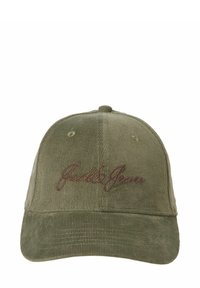 Gorra de béisbol en corduroy verde oliva con una corona redondeada, ojales cosidos y un logotipo bordado en color burdeos en la parte frontal.