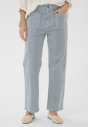 Niebiesko-białe szerokie spodnie w paski z wysokim stanem, z przednimi kieszeniami i zapięciem na guzik, zestawione z plecionymi butami wsuwanymi.