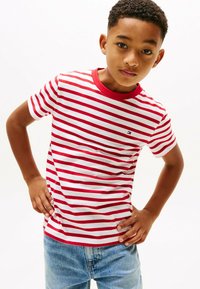 Tommy Hilfiger ESSENTIAL TEE UNISEX - Camiseta básica - primary red white breton