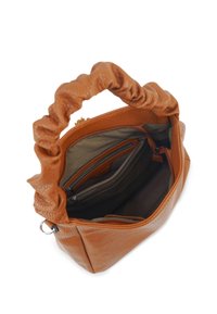 Bruine leren handtas met een gekreukt handvat, met een ruime binnenkant die meerdere vakken en een ritscompartiment bevat.