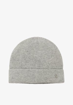 Grijze gebreide beanie van ribbreiselwol, met een gevouwen rand en een klein metalen logoaccent aan de zijkant. Gestructureerd en zachte uitstraling.