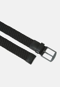 Crna pletena pojas s teksturiranim materijalom, s glatkim crnim kožnim završetkom i pravokutnom sivom metalnom kopčom.