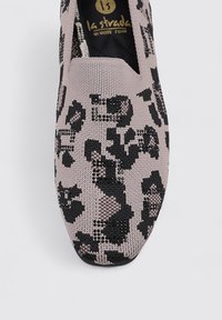 Zapato tipo slip-on en rosa y negro con un upper texturizado de punto que presenta un patrón de estampado de leopardo y una plantilla de espuma con memoria para mayor comodidad.