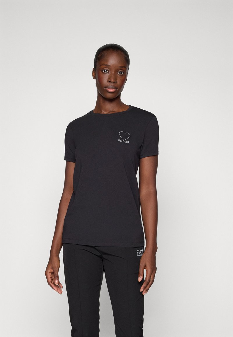Zwarte katoenen t-shirt met een ronde hals en korte mouwen, met een wit hart en kruisende peddels logo op de borst.