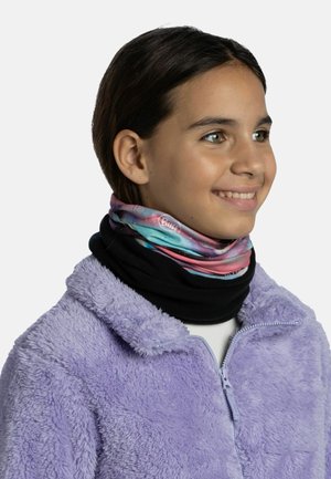 Gaiter de cuello multicolor con un patrón en espiral, que presenta tonos de rosa, azul y negro; tejido suave; se lleva con una chaqueta morada de peluche.