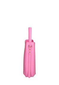 Borsa in pelle rosa con una forma strutturata, manico lungo e accenti in hardware dorato. Presenta dettagli cuciti e una base piatta.