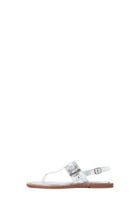 Sandalo piatto argento con design a toe post, caratterizzato da accenti metallici e una cinghia testa a righe. Suola in legno con cinturino regolabile alla caviglia.