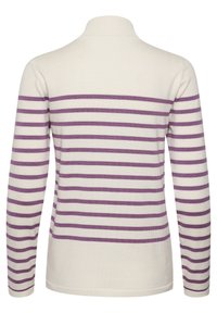 Suéter color crema con franjas moradas horizontales, cuello alto y mangas largas. Textura suave con una silueta ajustada.