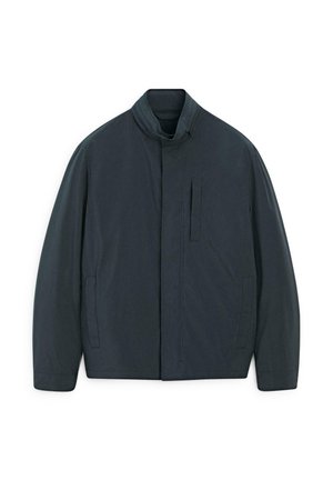 Ciemnoniebieska kurtka z kołnierzem stójkowym, poziomą kieszenią na zamek oraz dwiema kieszeniami bocznymi. Gładka faktura, minimalistyczny design, bez wzorów.