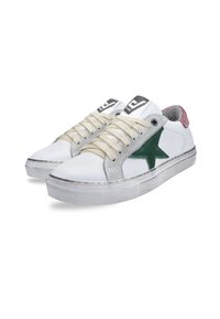Białe skórzane sneakersy z zielonym naszywką w kształcie gwiazdy, szarymi zamszowymi akcentami, jasnobeżowymi sznurówkami oraz gumową podeszwą z teksturowanym wzorem.