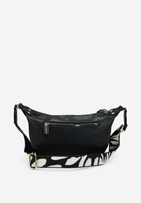 Bolso bandolera de cuero negro con un bolsillo con cremallera, con una correa estampada en blanco y negro y detalles de herrajes en tono dorado.