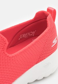 Skechers GO WALK SLIP ON - Sapatilhas - coral