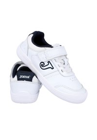 Zapatillas blancas con un upper de cuero texturizado, acentos en azul marino, cierre de cordones y Velcro, detalles perforados y suela de goma.