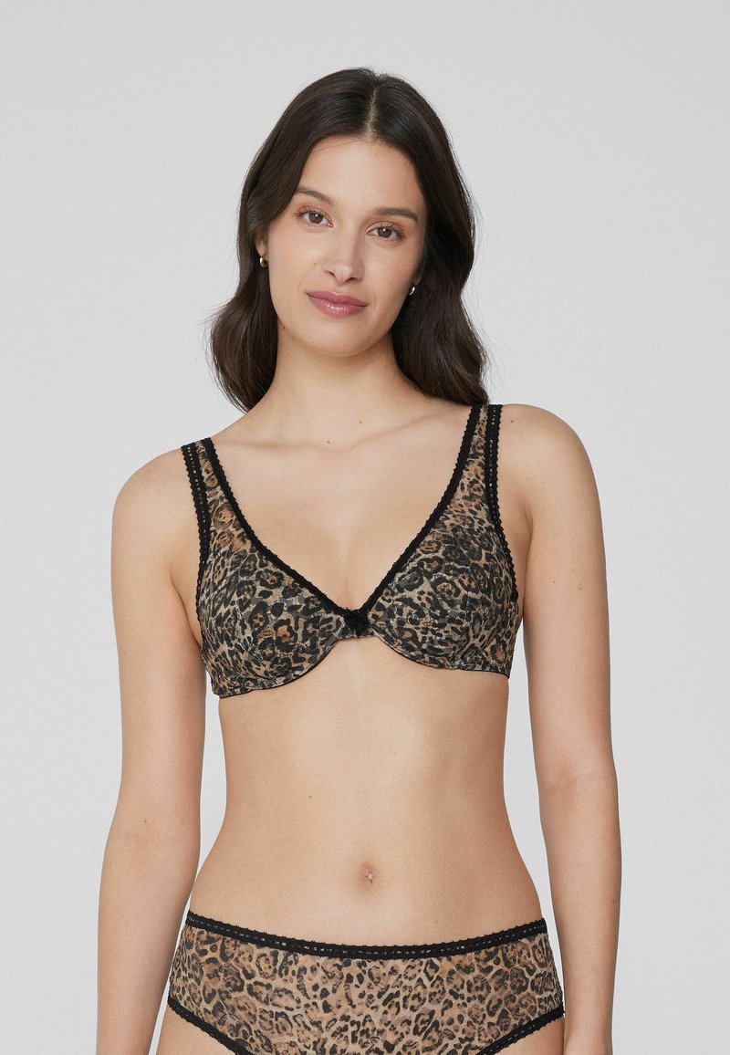 Biustonosz w motyw panterki z czarną koronką, z głębokim dekoltem i miękkimi miseczkami. W komplecie z pasującymi majtkami w motyw panterki.