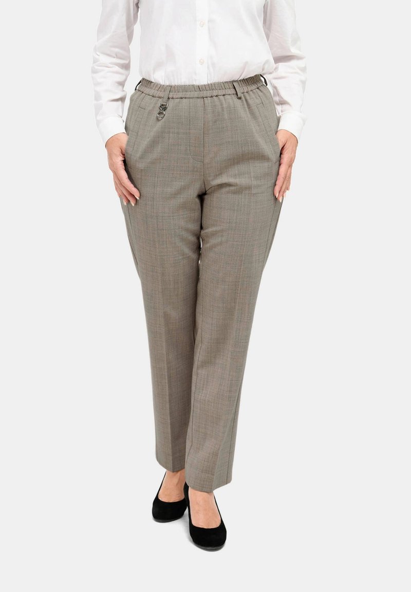 Grau kariert Hosen mit elastischem Bund und metallischem Verschluss. Glatte Textur, gerades Bein-Design und seitliche Taschen. Getragen mit schwarzen Schuhen.