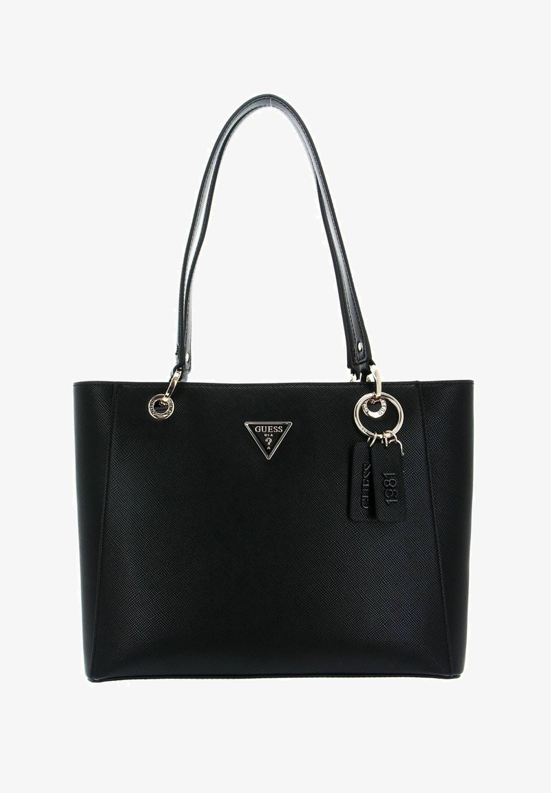 Zwarte synthetische tote bag met een gladde textuur, dubbele handvatten en metalen hardware. Bevat een driehoekig logo en decoratieve sleutelhangeraccenten.