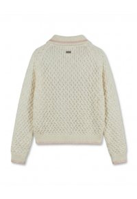 Crèmewitte kabelgebreide trui met hoge kraag en geribbelde manchetten en zoom, met subtiele roze strepen op kraag en zoom.