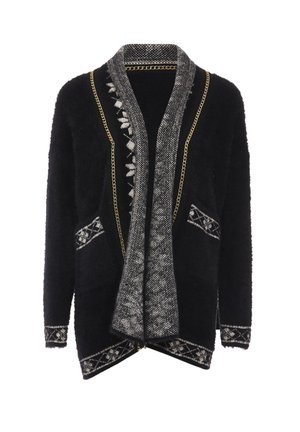 Schwarze, flauschige Strickjacke mit einem grauen gemusterten Schal-Kragen, der dekorative Kettenakzente und zwei aufgesetzte Taschen mit geometrischen Designs aufweist.