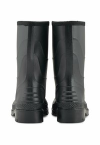 Zwarte rubberen laarzen hebben een gladde buitenkant met gestructureerde secties, een lage blokhak en een ronde neus, inclusief horizontale accenten op de achterkant.