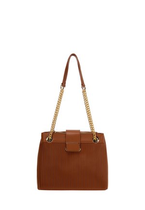 Sac à main en cuir marron plissé avec des poignées en chaîne dorée et un fermoir rectangulaire. Texture lisse avec fermeture éclair et œillets.