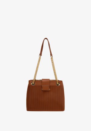 Braune plissierte Lederhandtasche mit goldenen Kettengriffen und rechteckigem Verschluss. Glatte Textur mit Reißverschluss und Ösen.