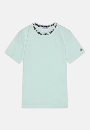 Hellmintgrünes Kurzarm-T-Shirt aus Baumwolle mit schwarzem Logoband rund um den Rundhalsausschnitt und einem kleinen Logodetail am Ärmel.