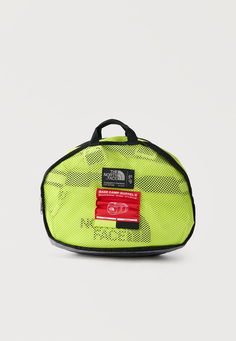 Sac de sport en filet jaune néon avec poignées noires, étiqueté "The North Face Base Camp Duffel S", présenté de face sur un fond uni.