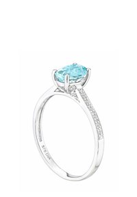 Hopeasormus, jossa on soikea akvamariinikeskipiste ja rivi pieniä timantteja nauhassa, kiiltävällä pinnalla.