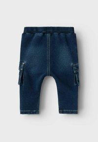 Pantaloni in denim blu scuro con una vita rigata, dotati di tasche laterali e una texture liscia. Cuciture visibili lungo le cuciture.