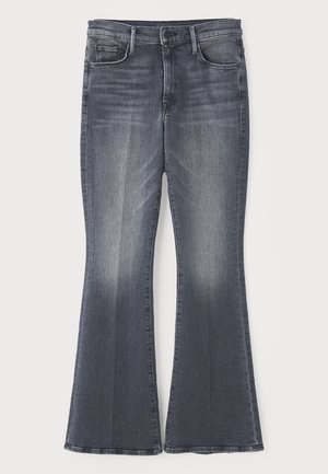 Jeans de mezclilla de corte acampanado en gris oscuro con una cintura de altura media, que cuentan con un clásico diseño de cinco bolsillos y un ligero desgaste en la parte frontal.