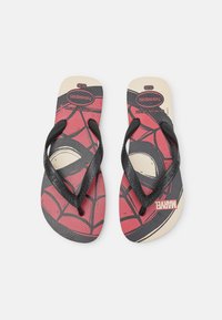 Chanclas de goma rojas y negras con un diseño de Spider-Man, correas texturizadas y una planta con un patrón que incluye la marca Marvel.