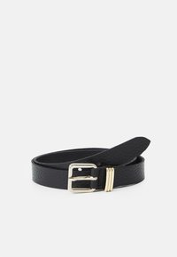 Ceinture en cuir noir avec une finition texturée, dotée d'une boucle en argent et de trois accents dorés. Longue extrémité pour un ajustement.