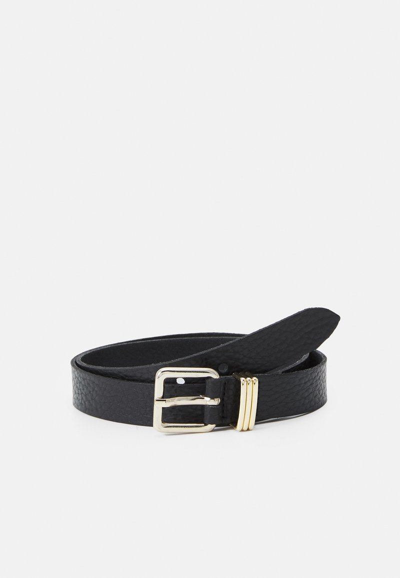 Ceinture en cuir noir avec une finition texturée, dotée d'une boucle en argent et de trois accents dorés. Longue extrémité pour un ajustement.