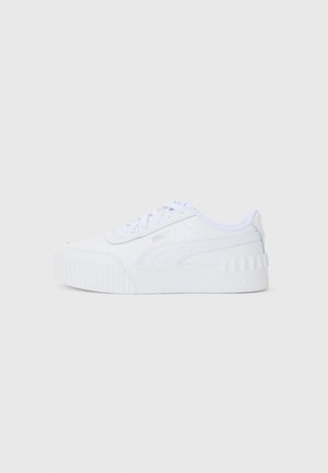 Biały niski sneaker z grubą teksturowaną podeszwą, frontem zapinanym na sznurówki oraz subtelnym bocznym paskiem na jednolitym jasnym tle.