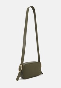 Olivengrønt rektangulært crossbody-task lavet af tekstureret materiale, med en lang justerbar strop og en accent i guld-tone.