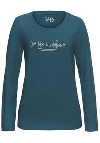 Teal långärmad skjorta med rund halsringning och tryckt text, i ett mjukt, strukturerat material. Detaljer inkluderar en tryckt design i vitt.