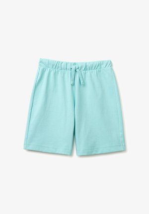 Lichtblauwe knielange short met elastische tailleband en koord aan de voorkant op een witte achtergrond.