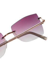 Aurinkolasit, joissa on geométrinen, liukuvärjätty purppura linssi, metalliset ruusukultaiset yksityiskohdat ja kirkkaat temppelit; tyylikäs, moderni muotoilu.