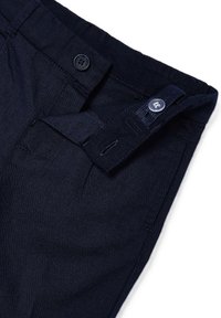Pantaloni in cotone blu navy con coulisse piatta, passanti per cintura, chiusura con bottone e tessuto leggermente texturizzato. Presentano tasche laterali e una finitura curata.