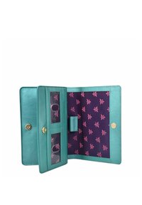 Teal leren portemonnee met een paars bloemmotief aan de binnenkant, voorzien van een drukknoopsluiting en doorzichtige ID-vakken. Soepele textuur en gestructureerd ontwerp.