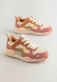 Wielokolorowe sneakersy z różowymi, kremowymi i zielonymi akcentami, z fakturowaną zamszową powierzchnią, białymi sznurowadłami i nakrapianą podeszwą.