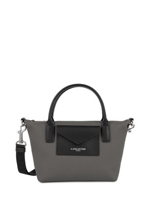 Sac à main synthétique gris avec des accents en cuir noir, deux poignées supérieures, une bandoulière amovible et une poche avant avec un rabat.