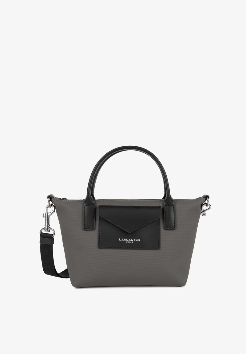 Sac à main synthétique gris avec des accents en cuir noir, deux poignées supérieures, une bandoulière amovible et une poche avant avec un rabat.